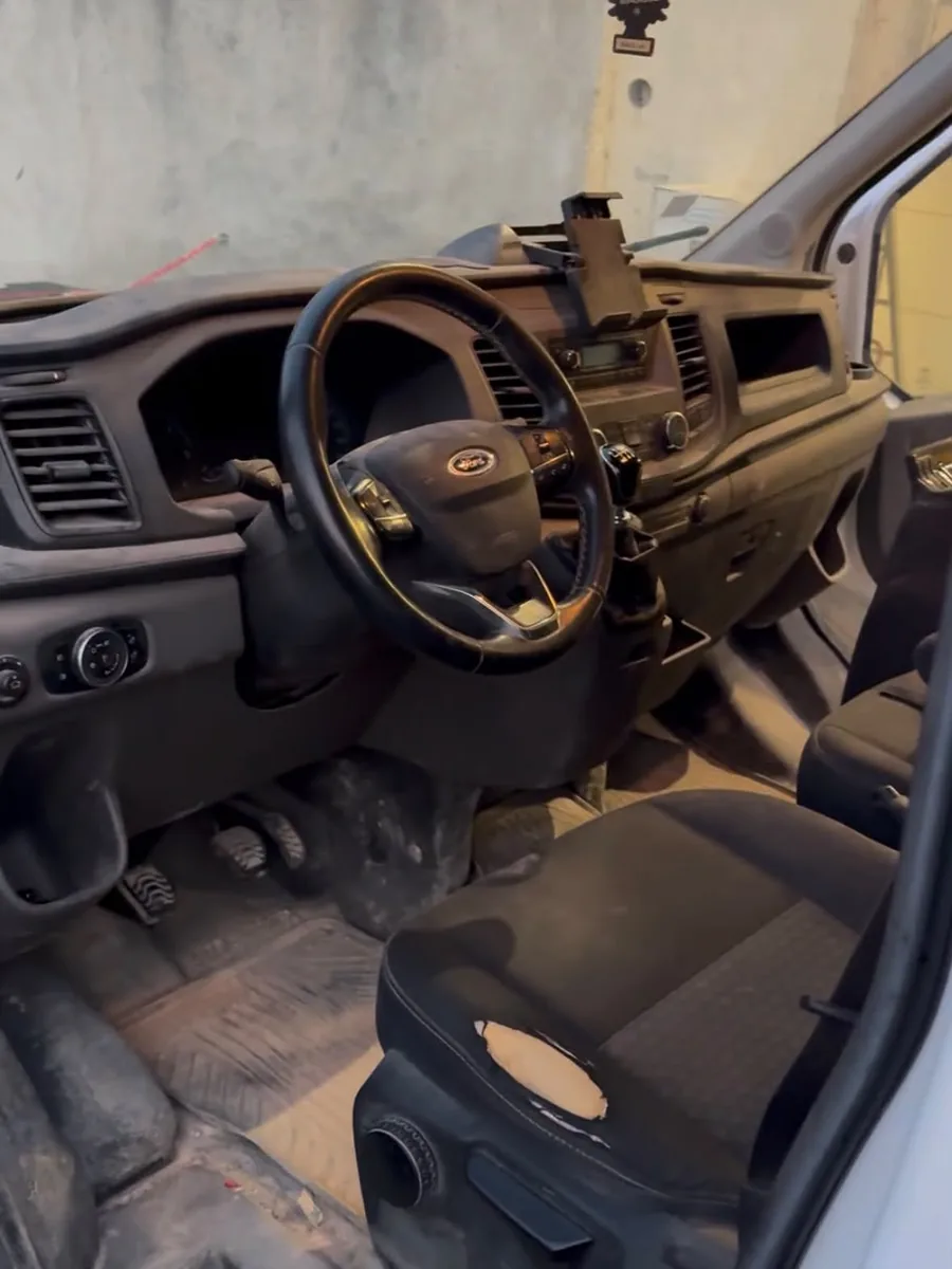 Cabine de Ford Transit couverte de poussière avant nettoyage