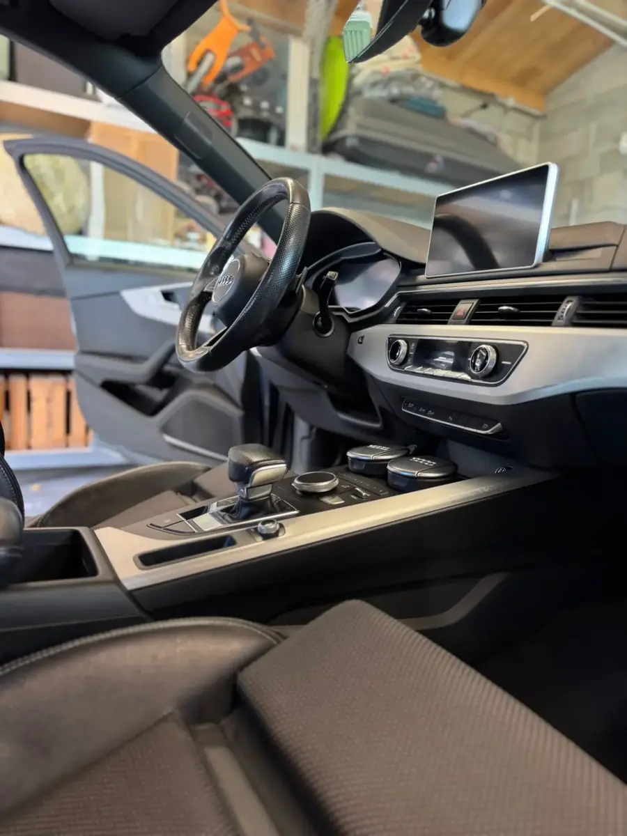 Poste de conduite d'une Audi A4 nettoyé