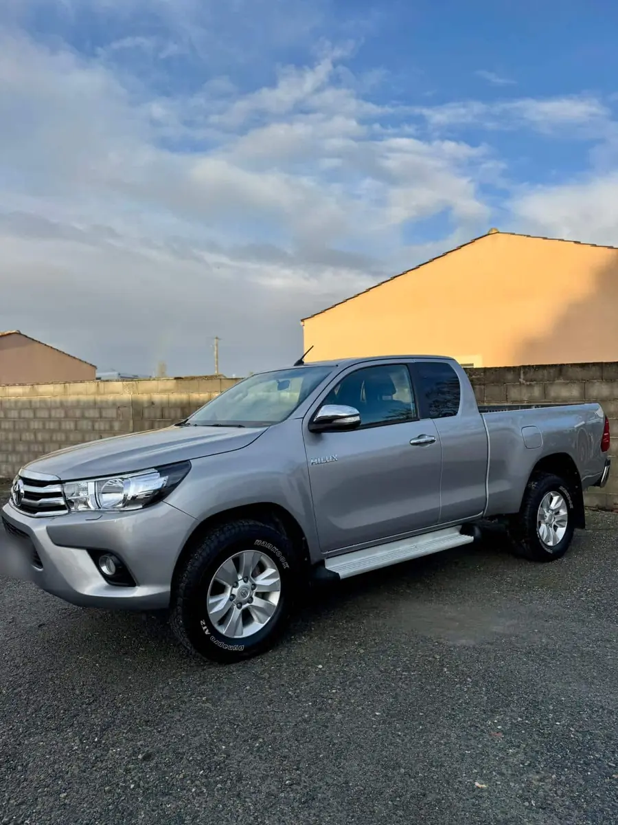 Toyota Hilux vue de profil