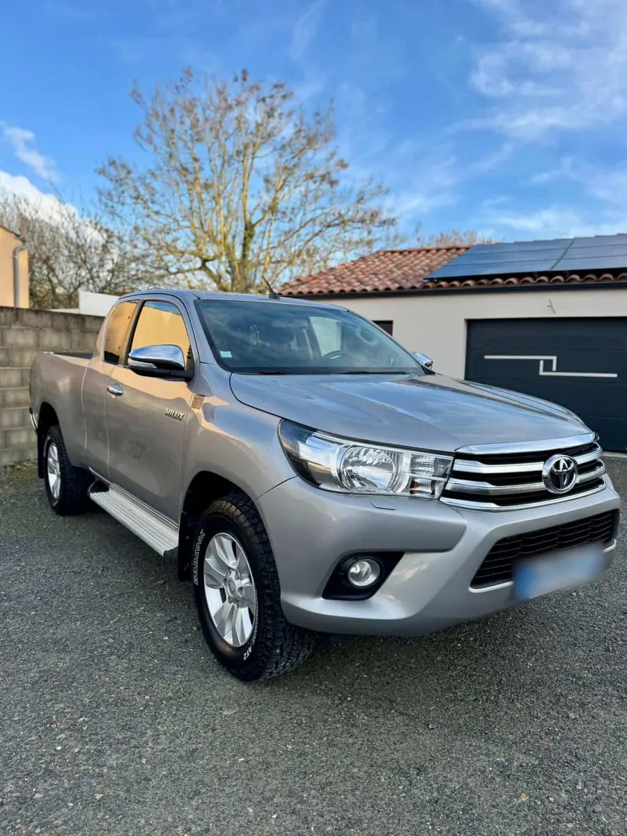 Toyota Hilux gris après lavage