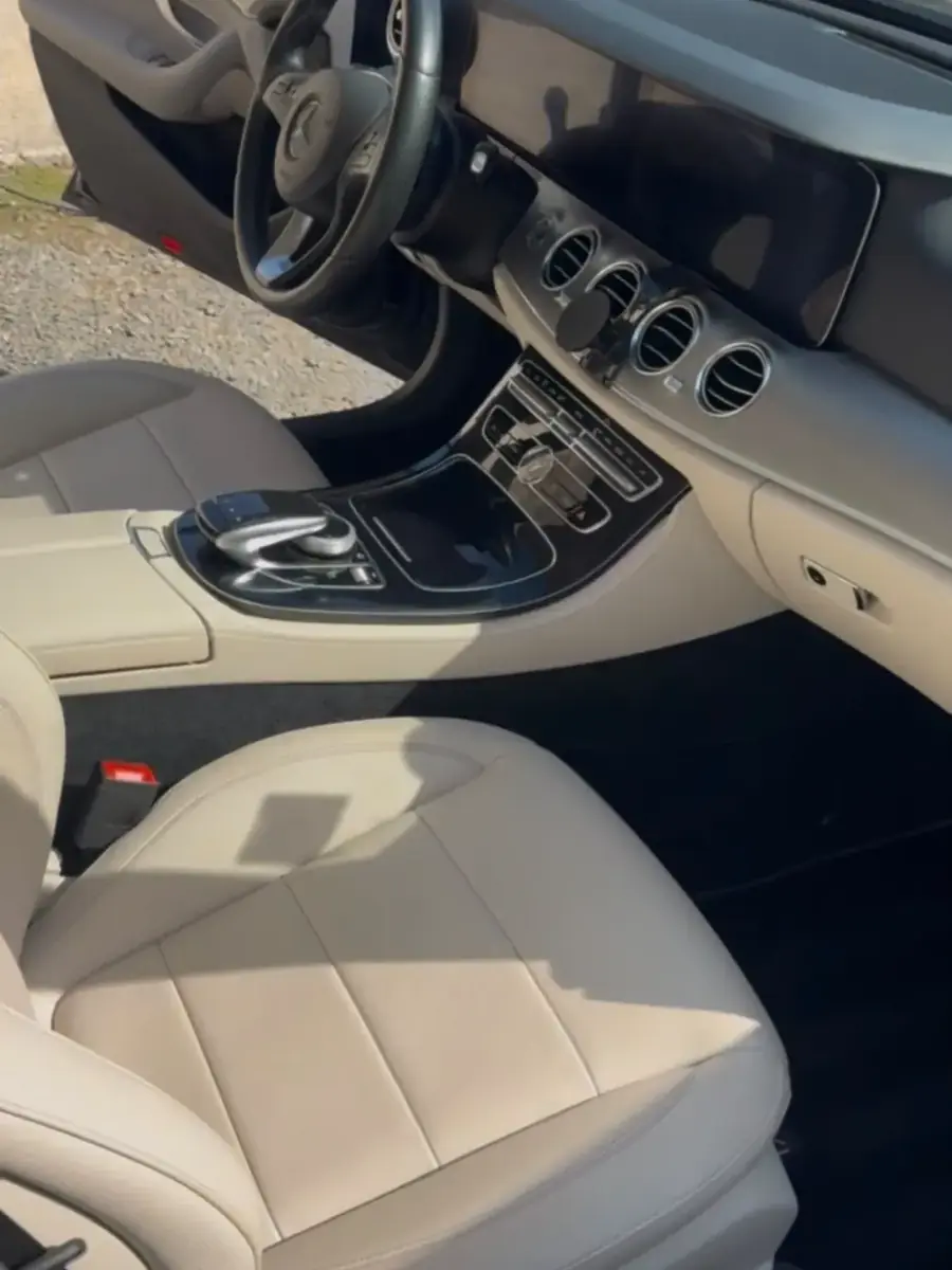 Sièges cuir beige d'une Mercedes Classe E nettoyés