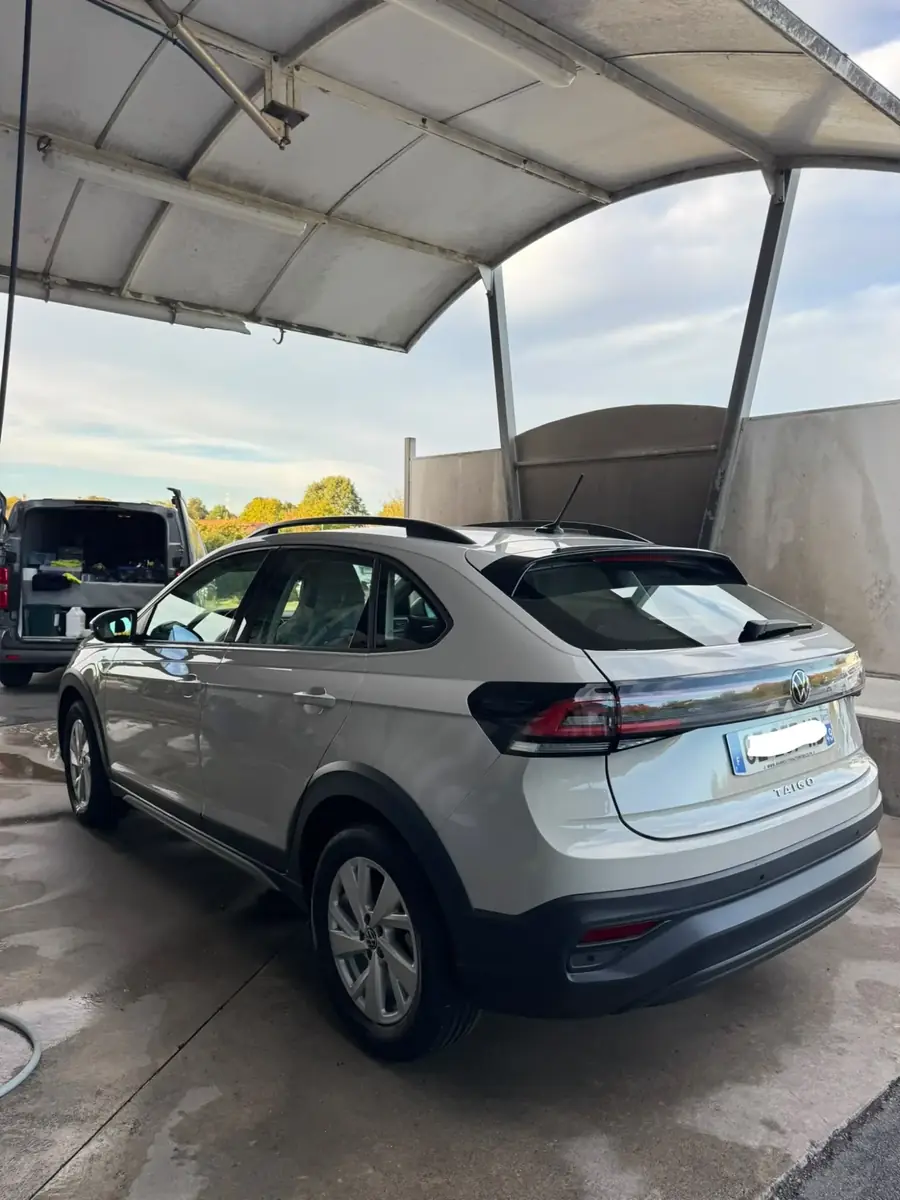 Volkswagen Taigo gris après lavage